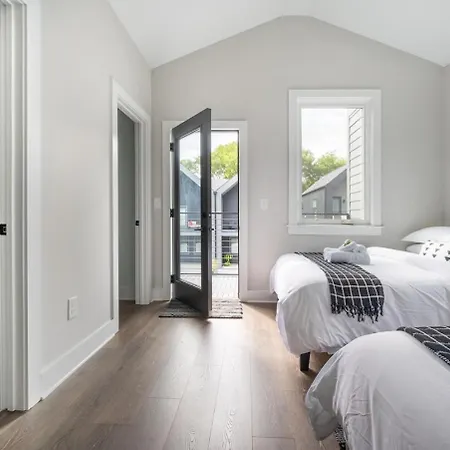 Gated W Balcony - 10 Min To Dt - Parking Spots *
