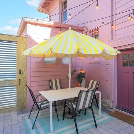 Holiday home Hottub At The Pink House Walk To Coffee Food Bars *