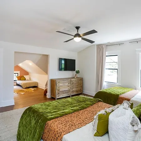 Upscale Location Stunning House Walk To Belmont Holiday home *