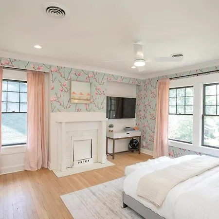 Holiday home Hottub At The Pink House Walk To Coffee Food Bars *