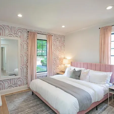 Hottub At The Pink House Walk To Coffee Food Bars Holiday home Nashville