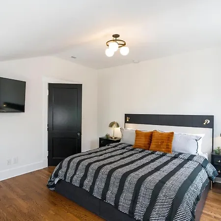 Upscale Location Stunning House Walk To Belmont Holiday home *