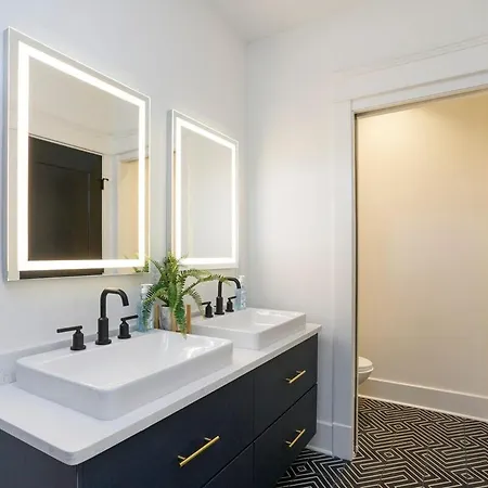Upscale Walk To Hillsboro Village Or Belmont Holiday home Nashville