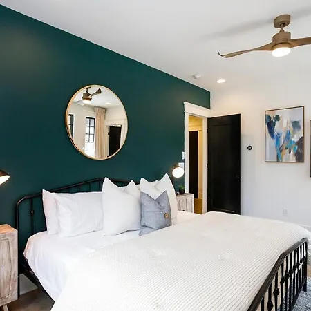 Upscale Walk To Hillsboro Village Or Belmont Holiday home *
