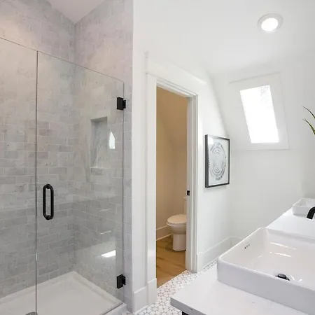 Elegant Space Walk To Belmont & Hillsboro Village Holiday home *