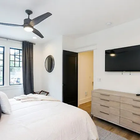 Elegant Space Walk To Belmont & Hillsboro Village Holiday home *