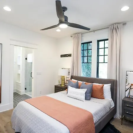 Elegant Space Walk To Belmont & Hillsboro Village Holiday home *