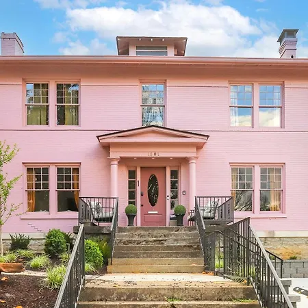 Holiday home Hottub At The Pink House Walk To Coffee Food Bars *