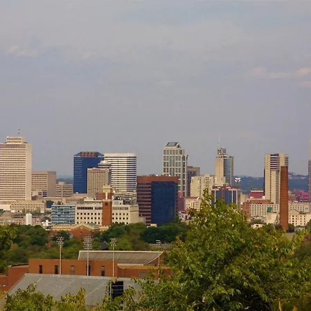 Walk To Vandy & Love Circle Park Holiday home *