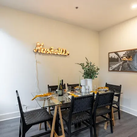 Outrider Modern Music City Penthouse Sleeps 24 Holiday home