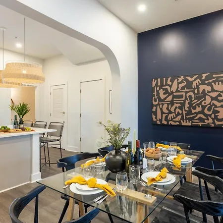 Holiday home Outrider Modern Music City Penthouse Sleeps 24 *