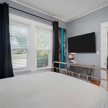 Holiday home Hip East W Hot Tub Mins To Dwntn *