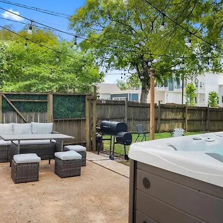 Hip East W Hot Tub Mins To Dwntn Holiday home