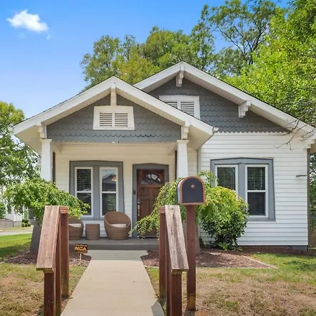 Holiday home Hip East W Hot Tub Mins To Dwntn *