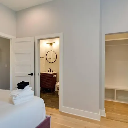 Spacious 5 Min To Broadway, Sleeps 12! Holiday home *