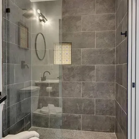 Holiday home Spacious 5 Min To Broadway, Sleeps 12! *