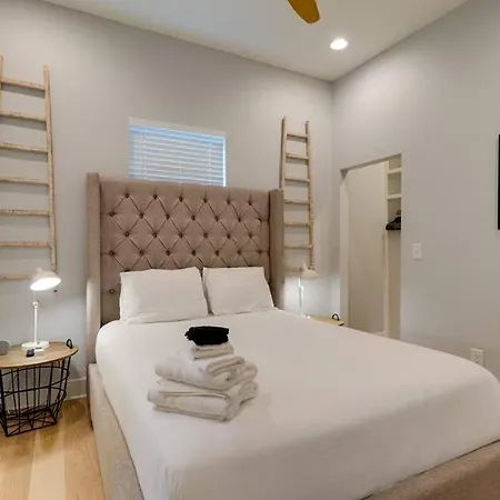 Spacious 5 Min To Broadway, Sleeps 12! Holiday home Nashville