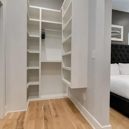 Spacious 5 Min To Broadway, Sleeps 12! *