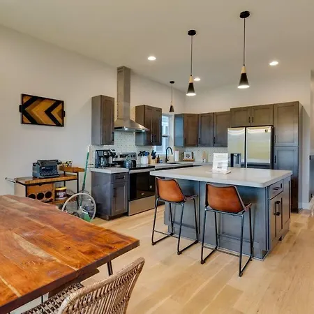Spacious 5 Min To Broadway, Sleeps 12!