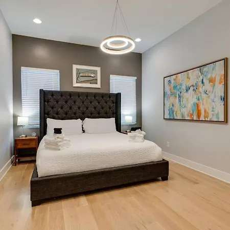 Spacious 5 Min To Broadway, Sleeps 12! Holiday home Nashville