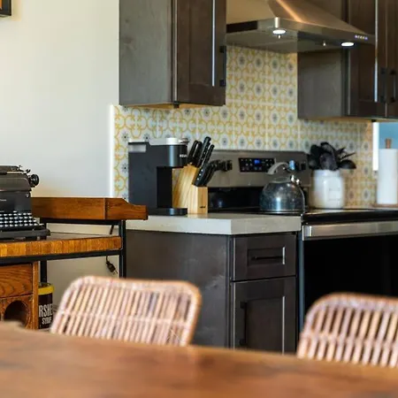 Holiday home Spacious 5 Min To Broadway, Sleeps 12!