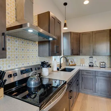 Spacious 5 Min To Broadway, Sleeps 12! Holiday home Nashville