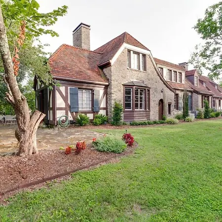 Ivy Hall - Great Location! *