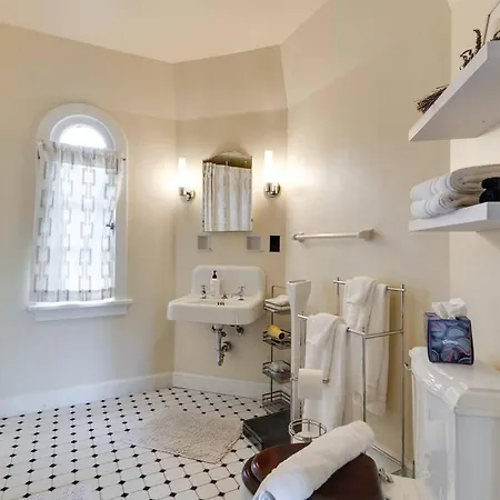 Ivy Hall - Great Location! *