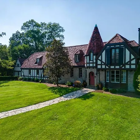 Ivy Hall - Great Location!