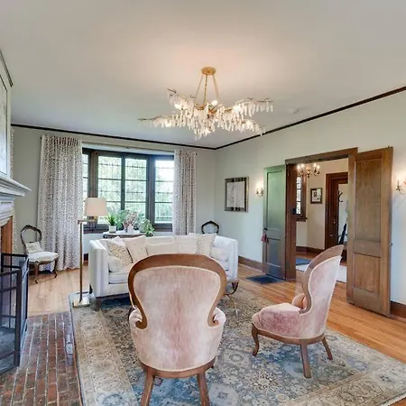 Ivy Hall - Great Location!
