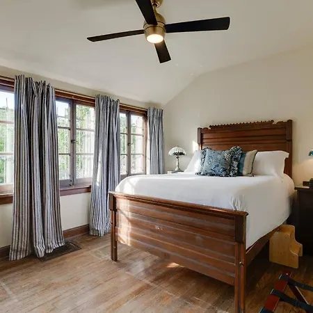 Ivy Hall - Great Location!