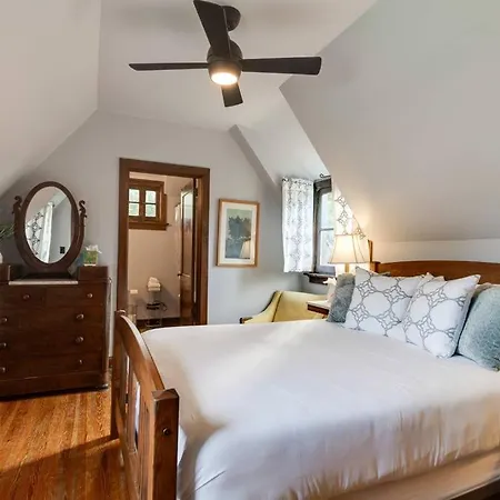 Ivy Hall - Great Location!