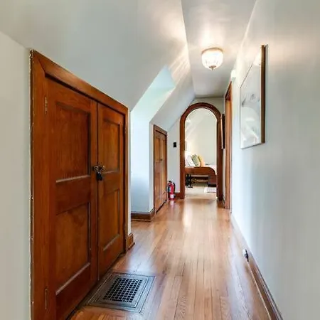 Ivy Hall - Great Location! *