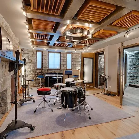 Ivy Hall - Great Location!
