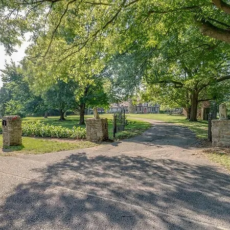Ivy Hall - Great Location! *