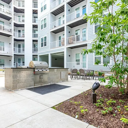 Apartment Spacious City Center Apartment! Free Parking, Pet-friendly, High-speed Wi-fi! *
