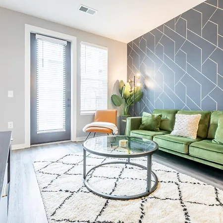 Spacious City Center Apartment! Free Parking, Pet-friendly, High-speed Wi-fi!