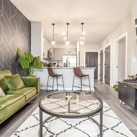 Spacious City Center Apartment! Free Parking, Pet-friendly, High-speed Wi-fi! Apartment