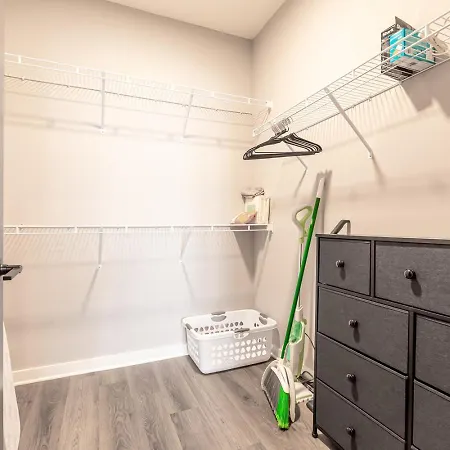 Spacious City Center Apartment! Free Parking, Pet-friendly, High-speed Wi-fi! Apartment