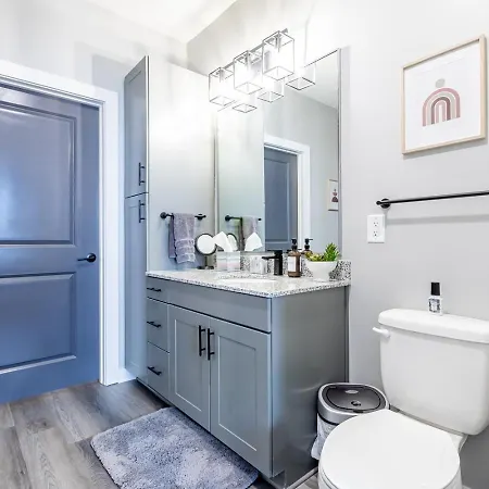 Spacious City Center Apartment! Free Parking, Pet-friendly, High-speed Wi-fi! *
