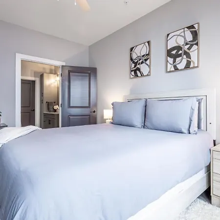 Spacious City Center Apartment! Free Parking, Pet-friendly, High-speed Wi-fi!
