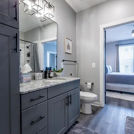 Spacious City Center Apartment! Free Parking, Pet-friendly, High-speed Wi-fi! *
