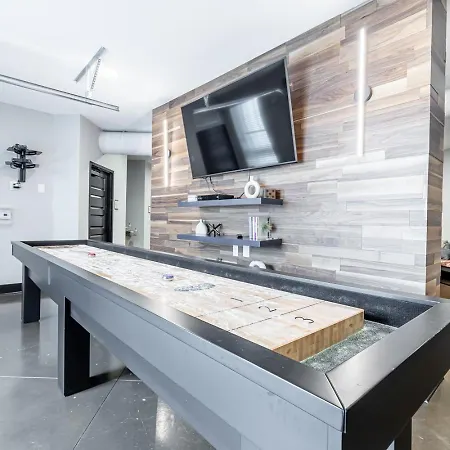 Spacious City Center Apartment! Free Parking, Pet-friendly, High-speed Wi-fi! Apartment