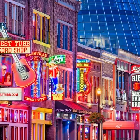 Spacious City Center Apartment! Free Parking, Pet-friendly, High-speed Wi-fi! * Nashville