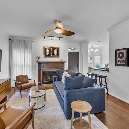 Stylish Near Downtown With 3 Bedrooms & 3 Baths, Walk To Dining & Coffee Shops, Private Yard With Grill, Smart Tvs In Every Room, Driveway Parking For 3, 24 Hr Hospitality