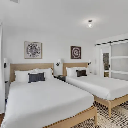 Stylish Near Downtown With 3 Bedrooms & 3 Baths, Walk To Dining & Coffee Shops, Private Yard With Grill, Smart Tvs In Every Room, Driveway Parking For 3, 24 Hr Hospitality * Nashville