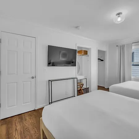 Stylish Near Downtown With 3 Bedrooms & 3 Baths, Walk To Dining & Coffee Shops, Private Yard With Grill, Smart Tvs In Every Room, Driveway Parking For 3, 24 Hr Hospitality Holiday home