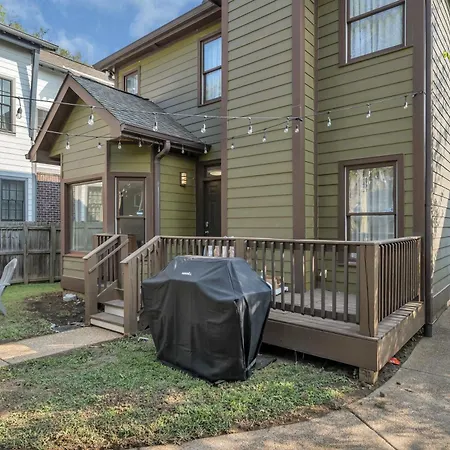 Holiday home Stylish Near Downtown With 3 Bedrooms & 3 Baths, Walk To Dining & Coffee Shops, Private Yard With Grill, Smart Tvs In Every Room, Driveway Parking For 3, 24 Hr Hospitality Nashville