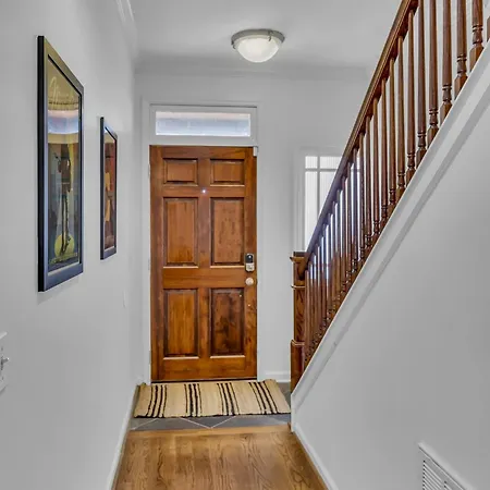Stylish Near Downtown With 3 Bedrooms & 3 Baths, Walk To Dining & Coffee Shops, Private Yard With Grill, Smart Tvs In Every Room, Driveway Parking For 3, 24 Hr Hospitality *