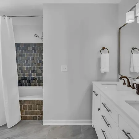 Stylish Near Downtown With 3 Bedrooms & 3 Baths, Walk To Dining & Coffee Shops, Private Yard With Grill, Smart Tvs In Every Room, Driveway Parking For 3, 24 Hr Hospitality *